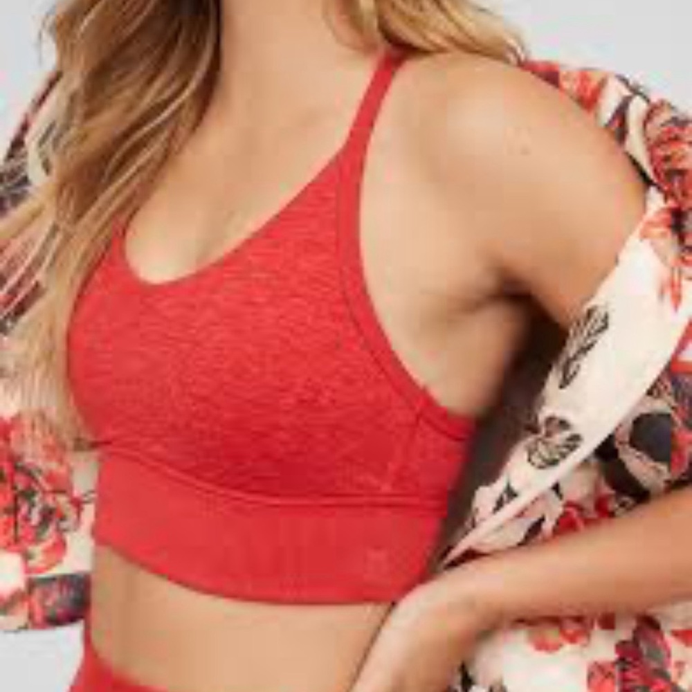 Vibrant Red Seamless Sports Bra with Moisture-Wicking Fabric